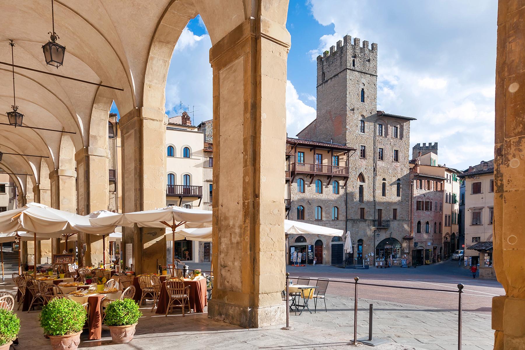 18_UltimateTuscany__FeelTheGlowInArezzo_shutterstock_1279352890