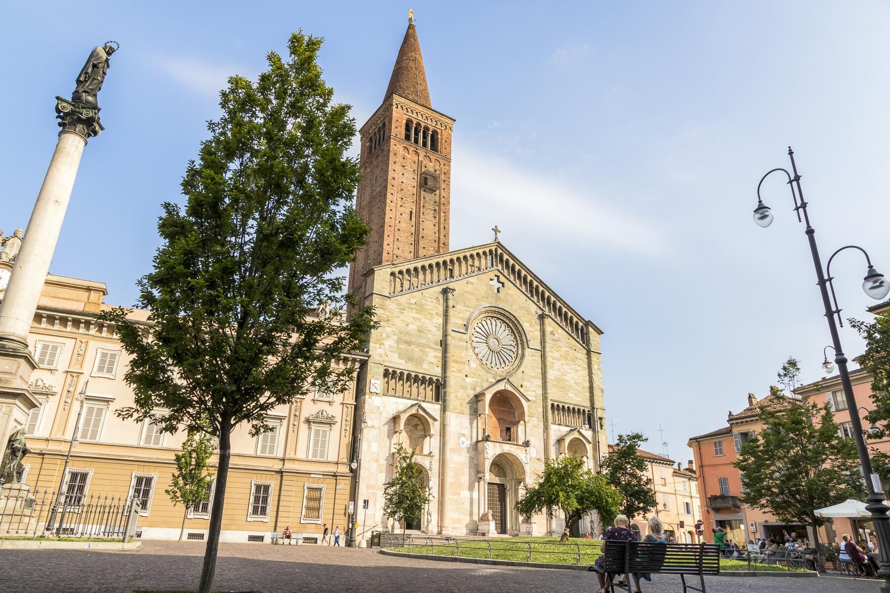 01_ItalyViews__DuomoDiPiacenza_shutterstock_751046884