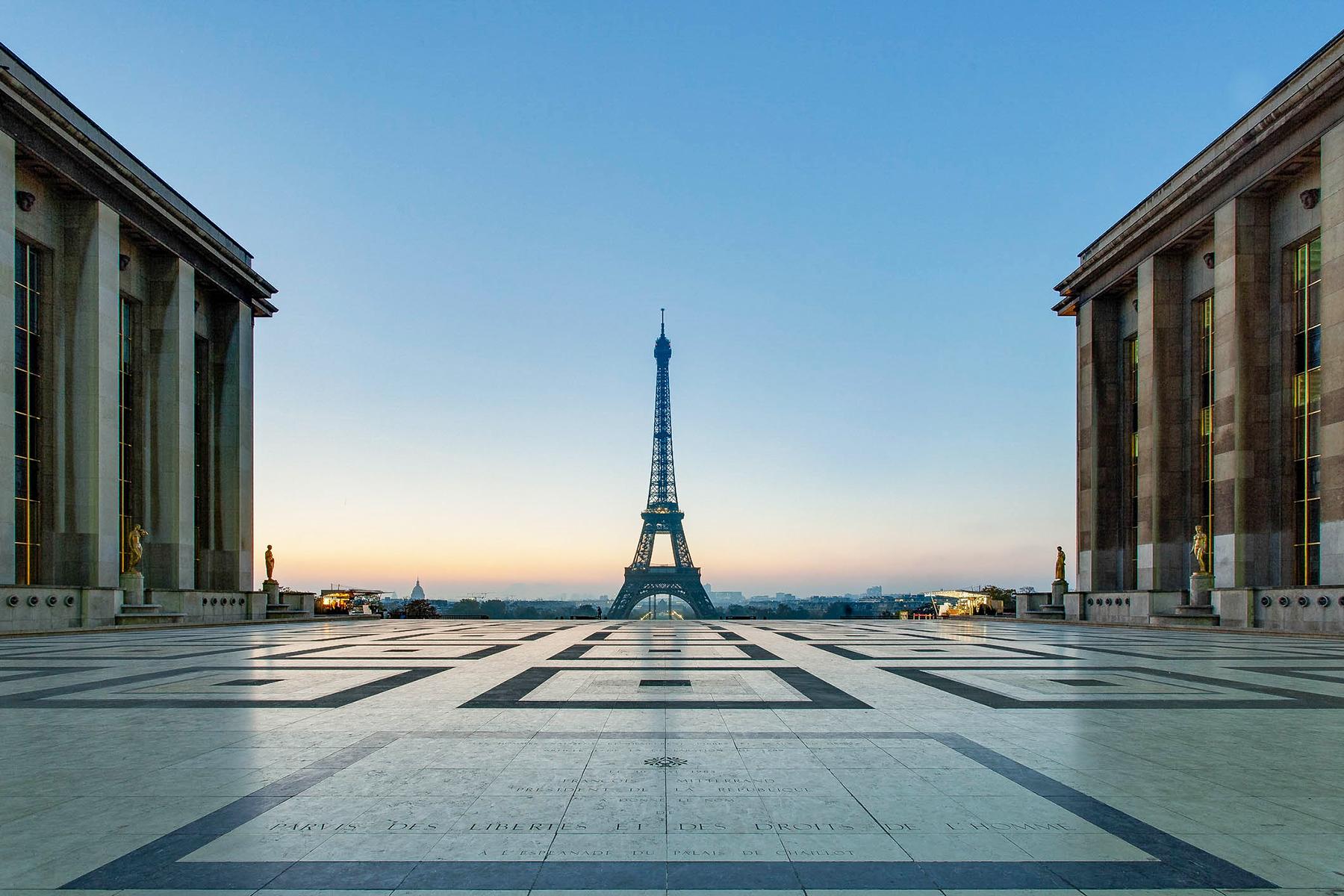 02_EiffelTower101__Where'sthebestspotforPhotographing_2.) iStock-496820014