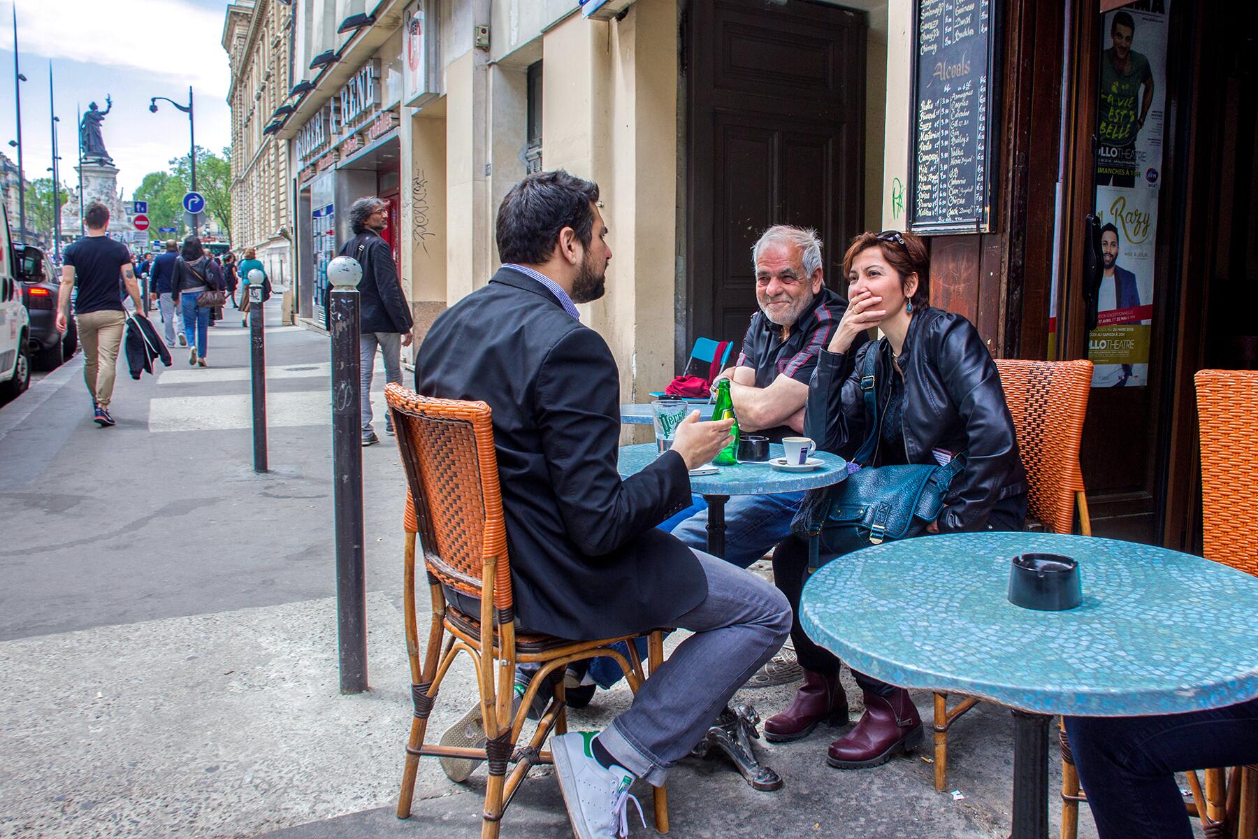 02_NeedtoKnowParis__PracticeCommonManners_shutterstock_1067485040