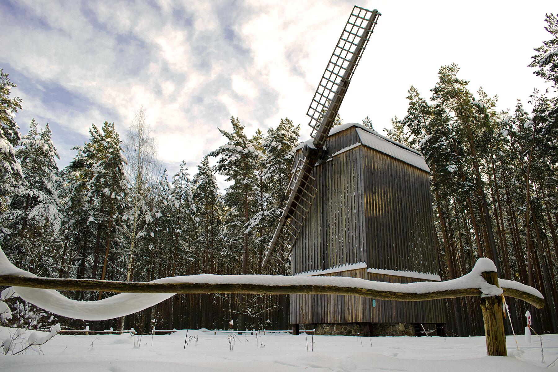 04_WindmillsAroundTheWorld__PabažiWindmill_Pabažu_vējdzirnavas_-_windmill_-_panoramio