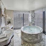 05_03_HotelAwards2020__MiddleEast_MandarinOrientalDoha_5 5 doha-suite-panoramic-bathroom