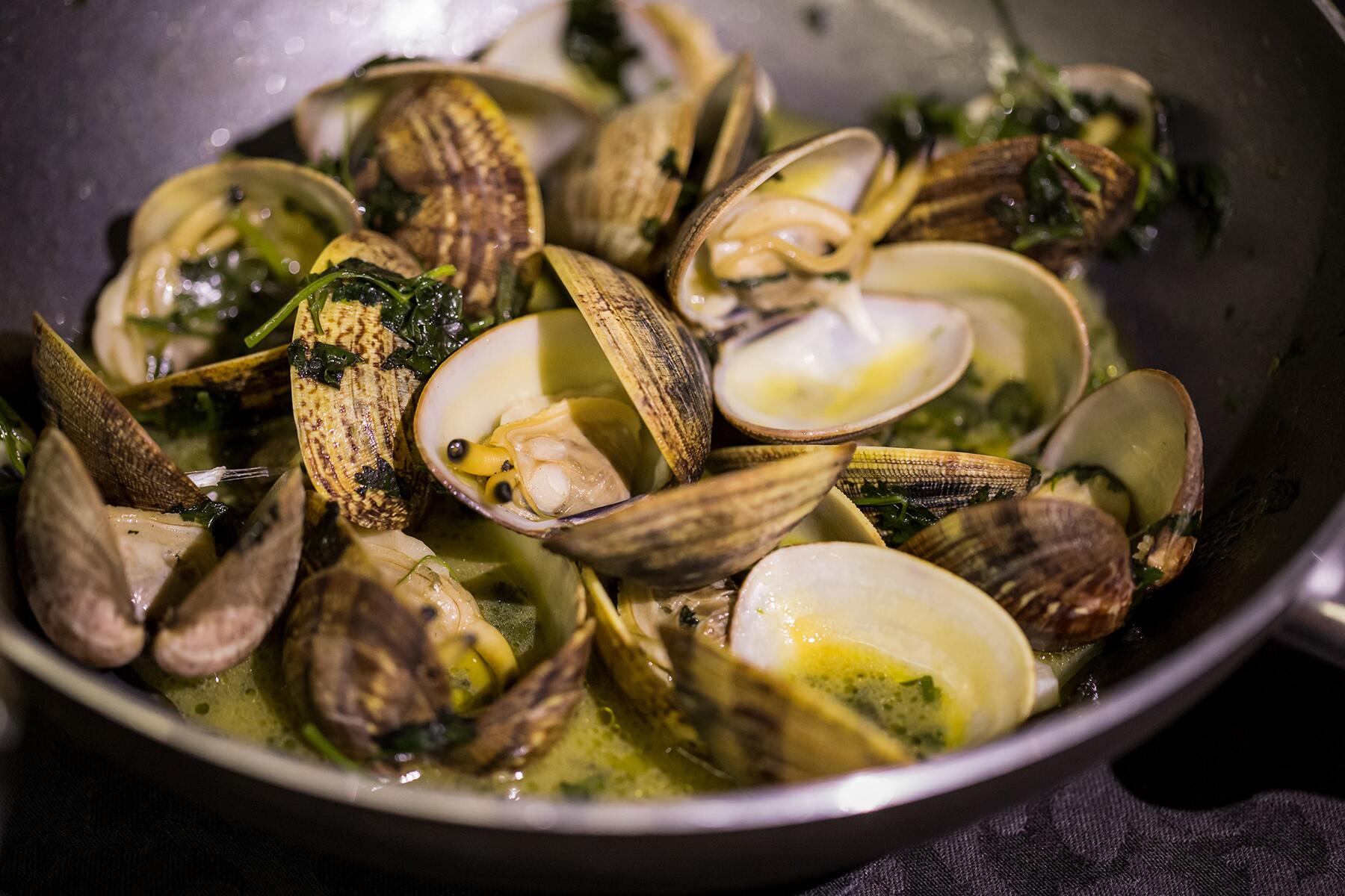 05_12RegionalDelicaciesAzores__Clams_shutterstock_489872989