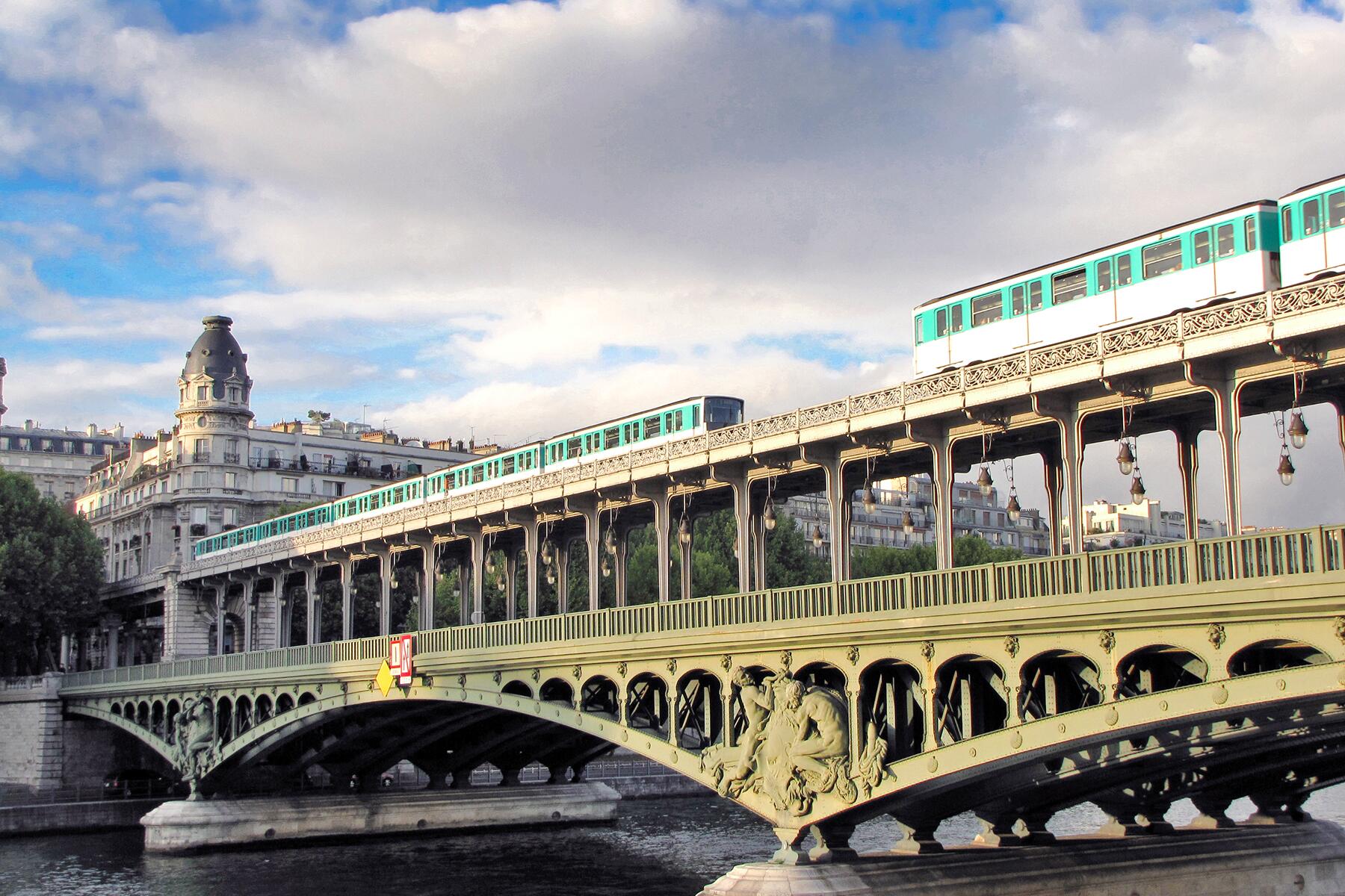 05_NeedtoKnowParis__TheMetroisyoursavior_shutterstock_41116285