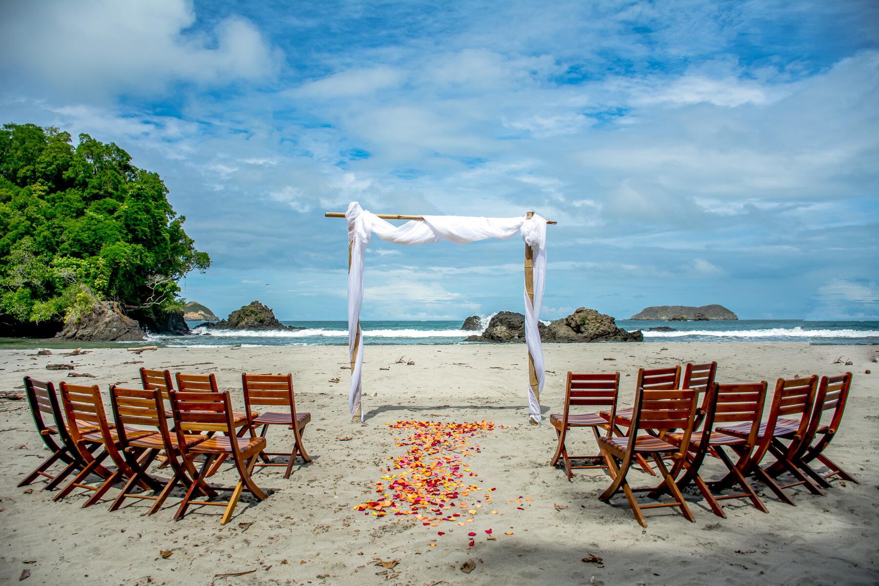 09_10ThingstoknowCostaRica__Everyonecangetmarried_shutterstock_663549304