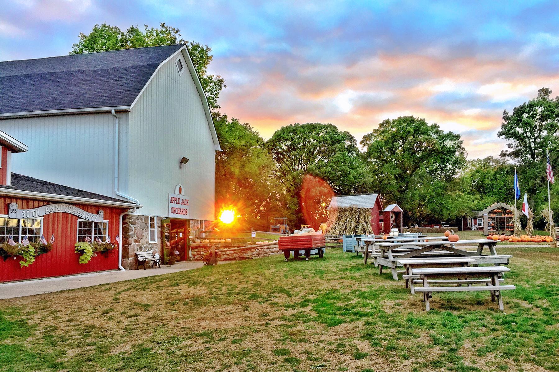 11_AppleOrchardsYouCanVisit__AppleJackOrchards_sunset 3