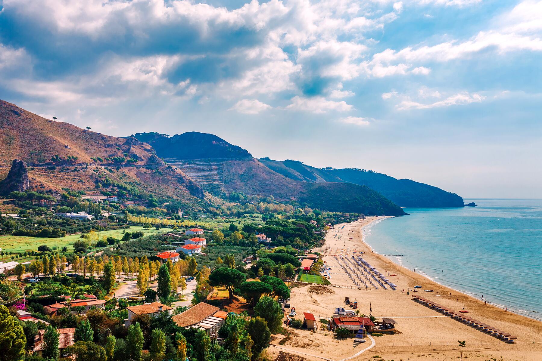 14_20BestBeachesInItaly__SpiaggiaDellAngoloSperlongaLazio_shutterstock_1426891544