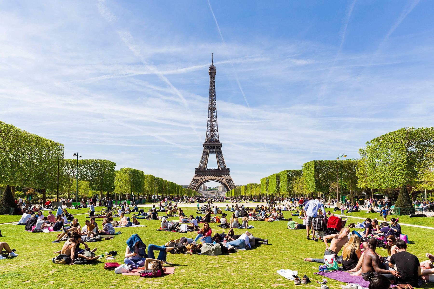 15_EiffelTower101__HowcanIExperiencetheEiffelTower_15.) iStock-538571822