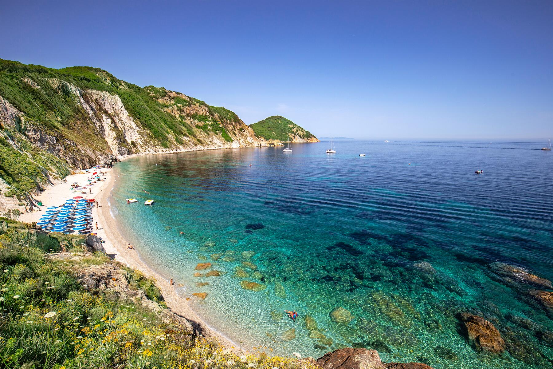 19_20BestBeachesInItaly__SpiaggiaSansoneIsolaDElbaTuscany_shutterstock_1113824855