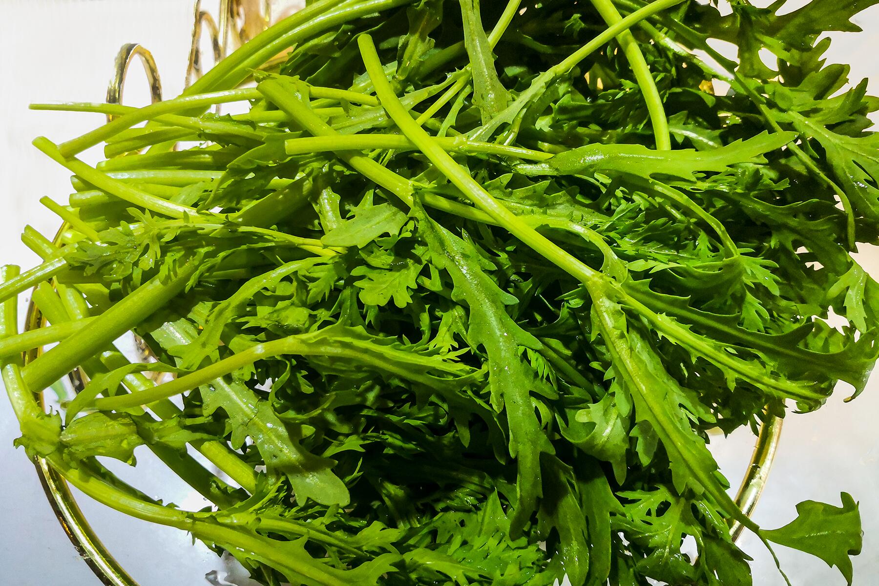 02_ChineseFoodYunnan__ChrysantheumSalad_shutterstock_1242199924