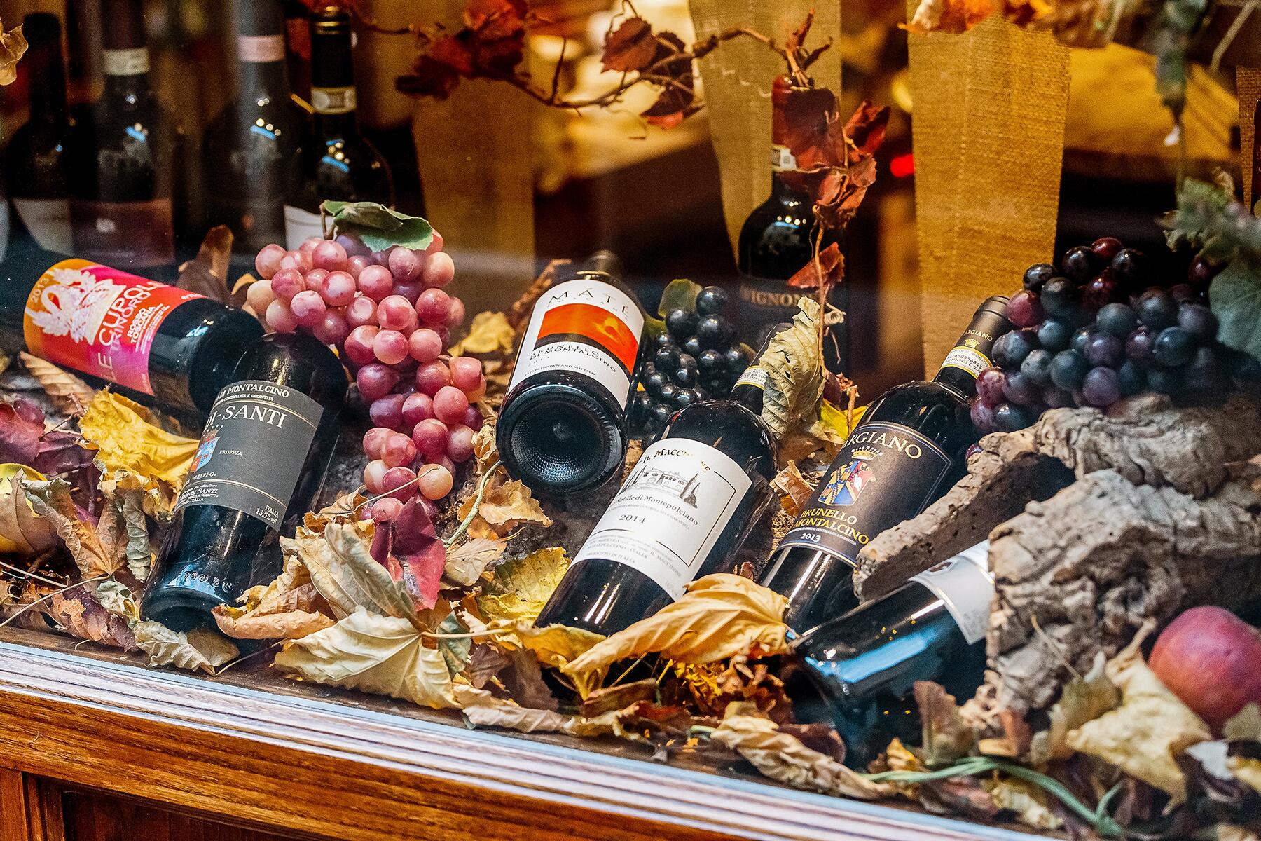 02_EatnDrinkFlorence__BrunellodiMontalcino_shutterstock_1285232320