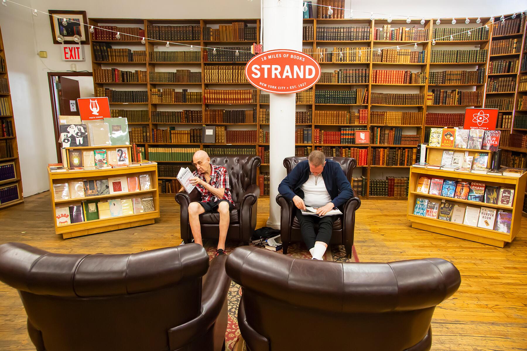 03_UltimateNYC__LostinaGoodBookstore_shutterstock_1111183757