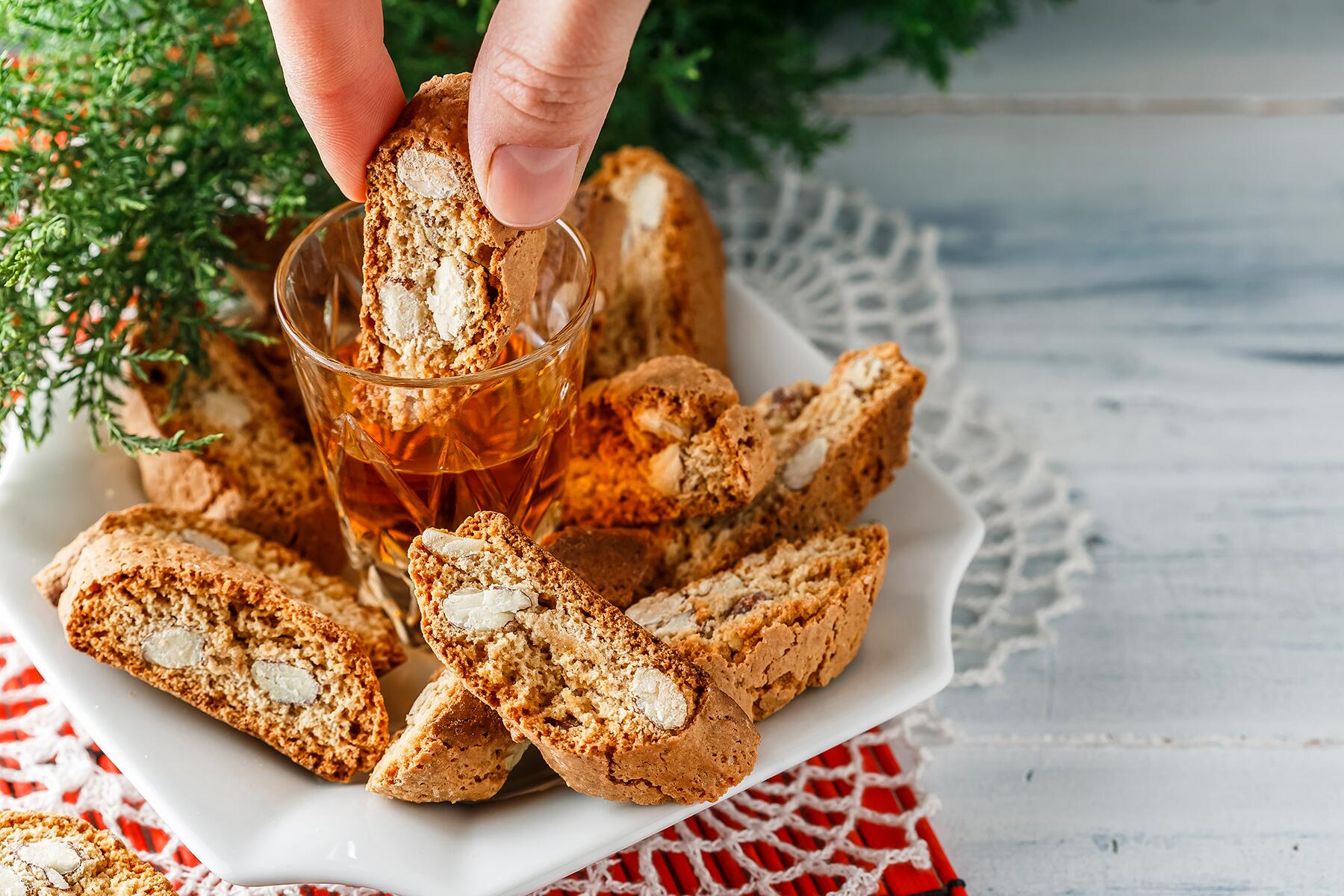 04_EatnDrinkFlorence__CantucciandVinSanto_shutterstock_1008876214