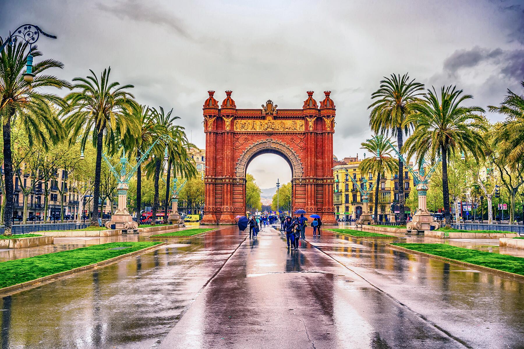 07_BarcelonaAvoidCrowds__DontVisitInPeakSeason_shutterstock_618018884