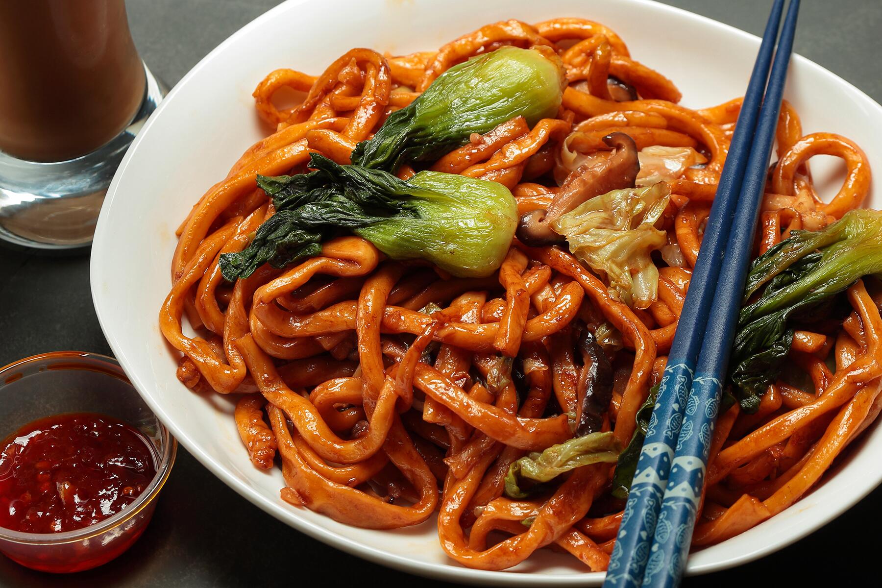 08_NoodlesToTryInChina__ShanghaiStyleNoodles_shutterstock_1405485869