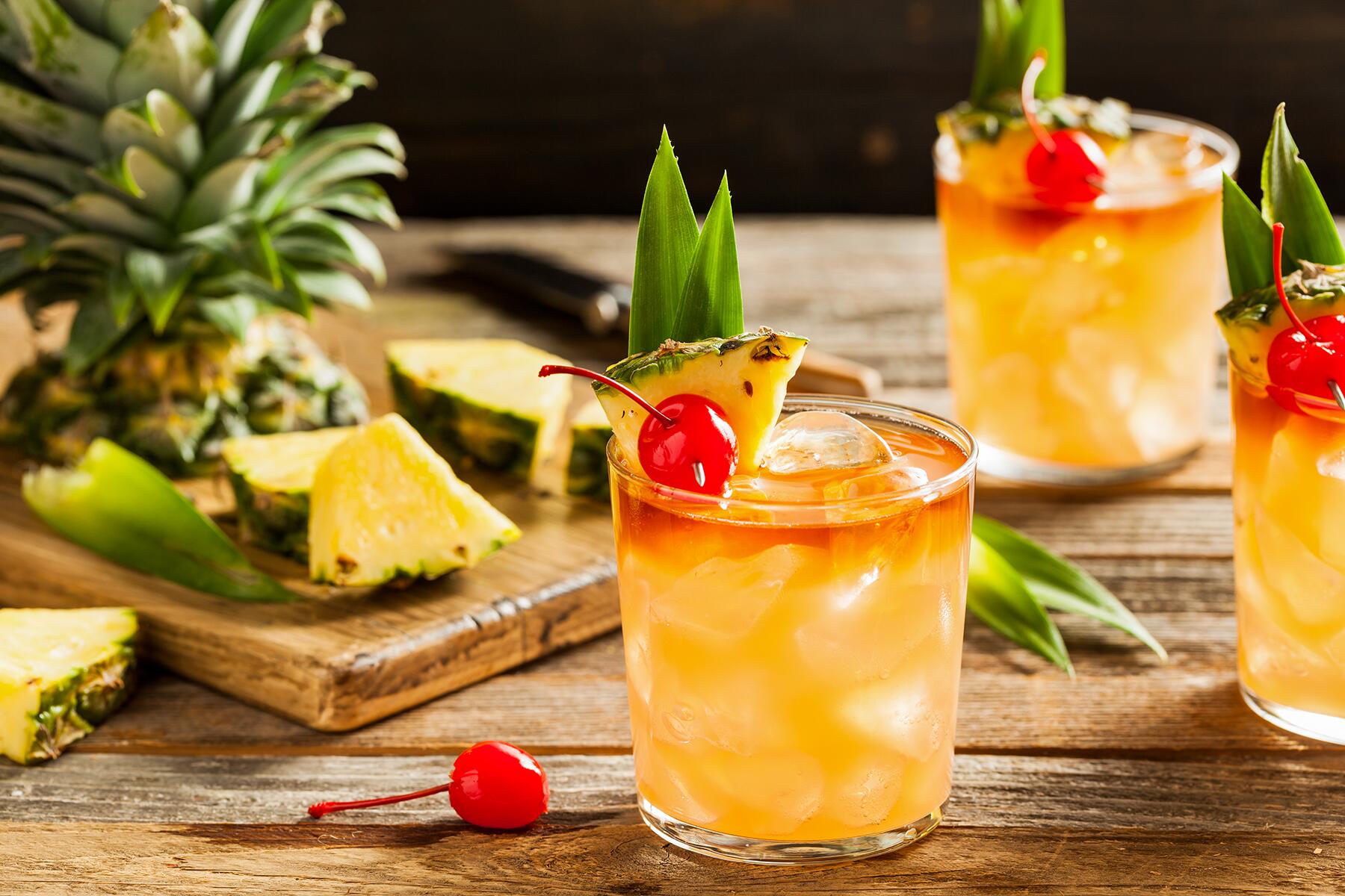 09_WhatToEatAndDrinkInCalifornia__MaiTais_shutterstock_449441356