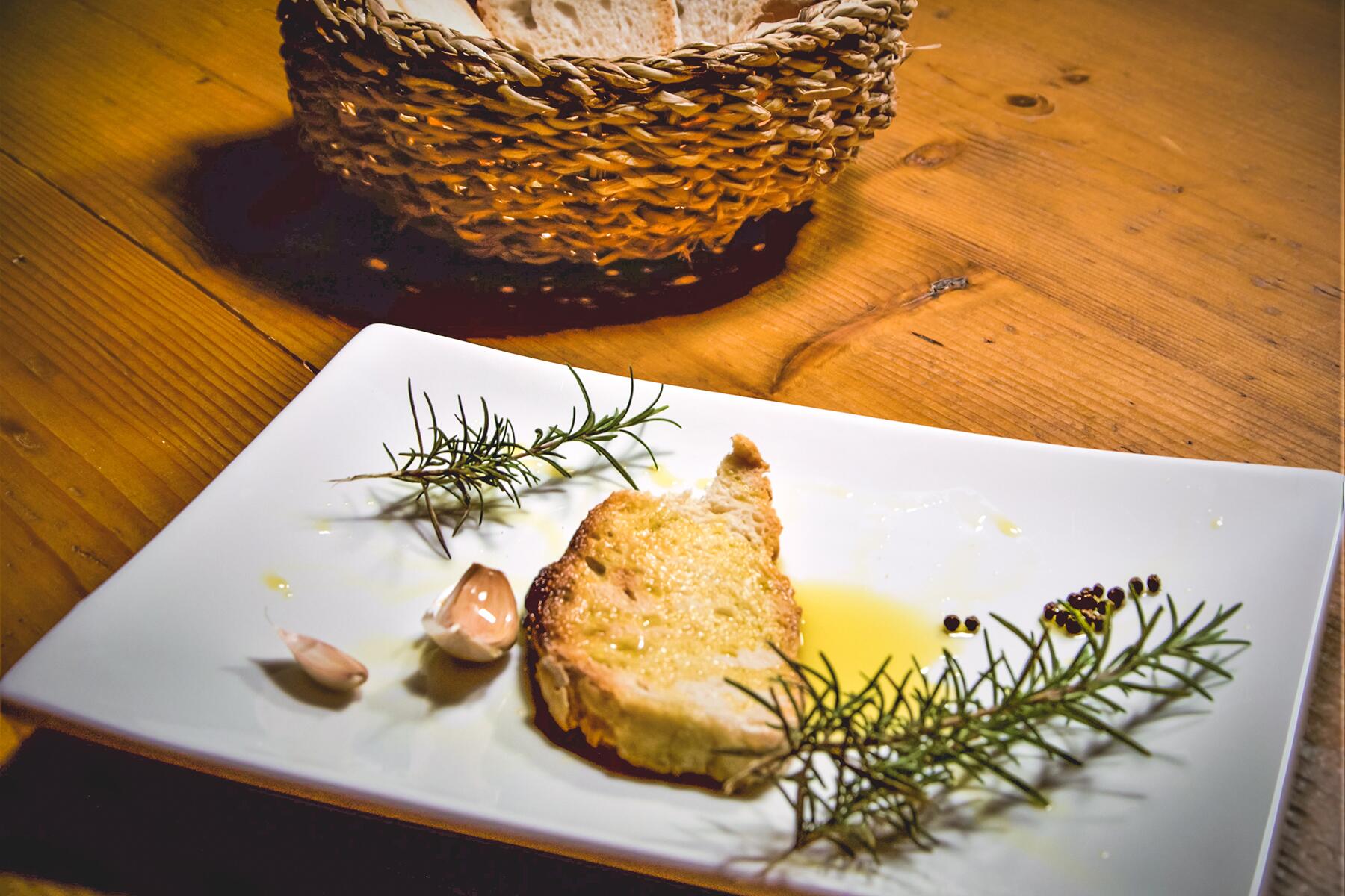 10_EatnDrinkFlorence__Fettunta_dreamstime_xxl_138994553