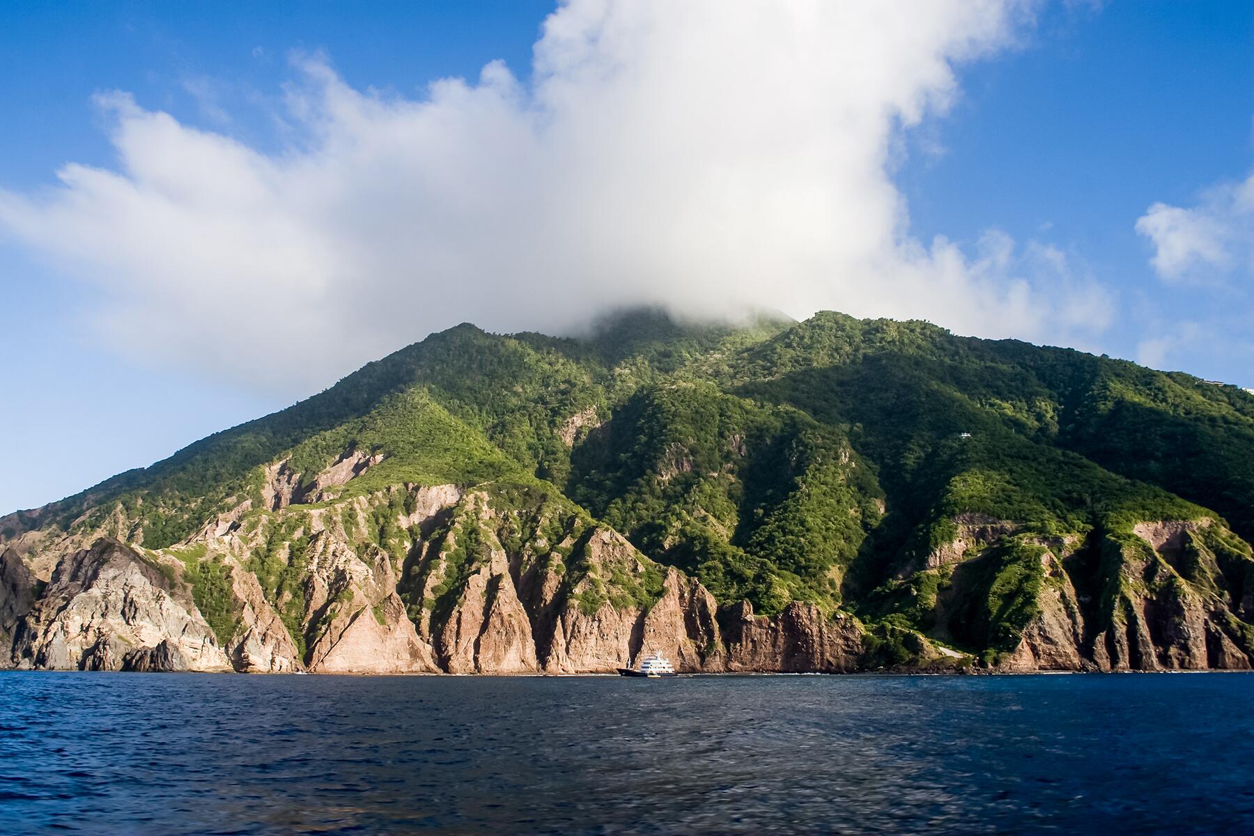 12_BestDivingCaribbean__Saba_iStock-147049159