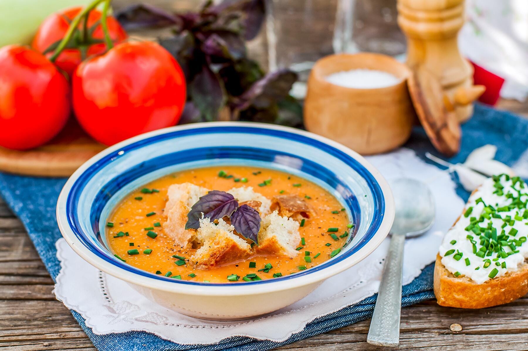 13_EatnDrinkFlorence__PappaAlPomodoro_shutterstock_428887171