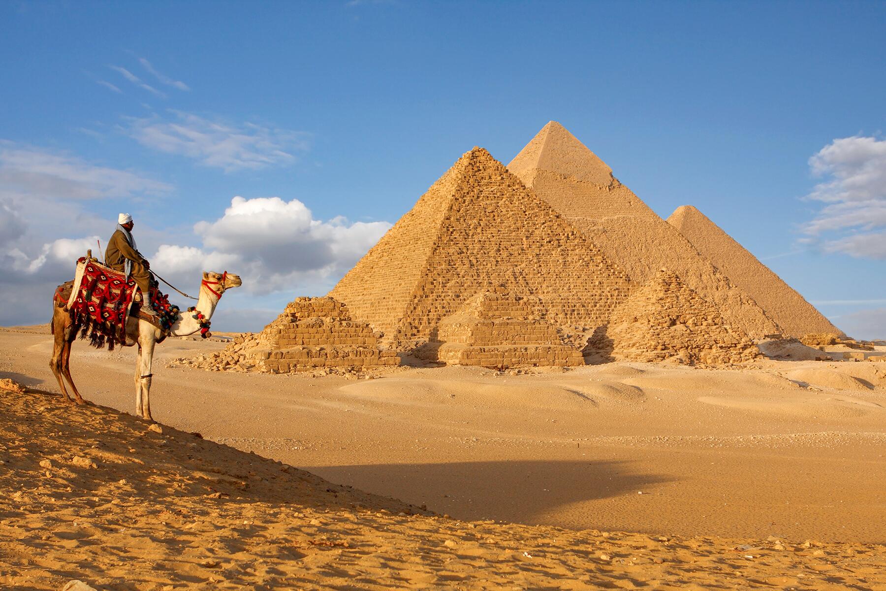 14_TopSightsOfEgypt__PyramidsOfGiza_14 Pyramids bedouin - iStock 118214832 retouched
