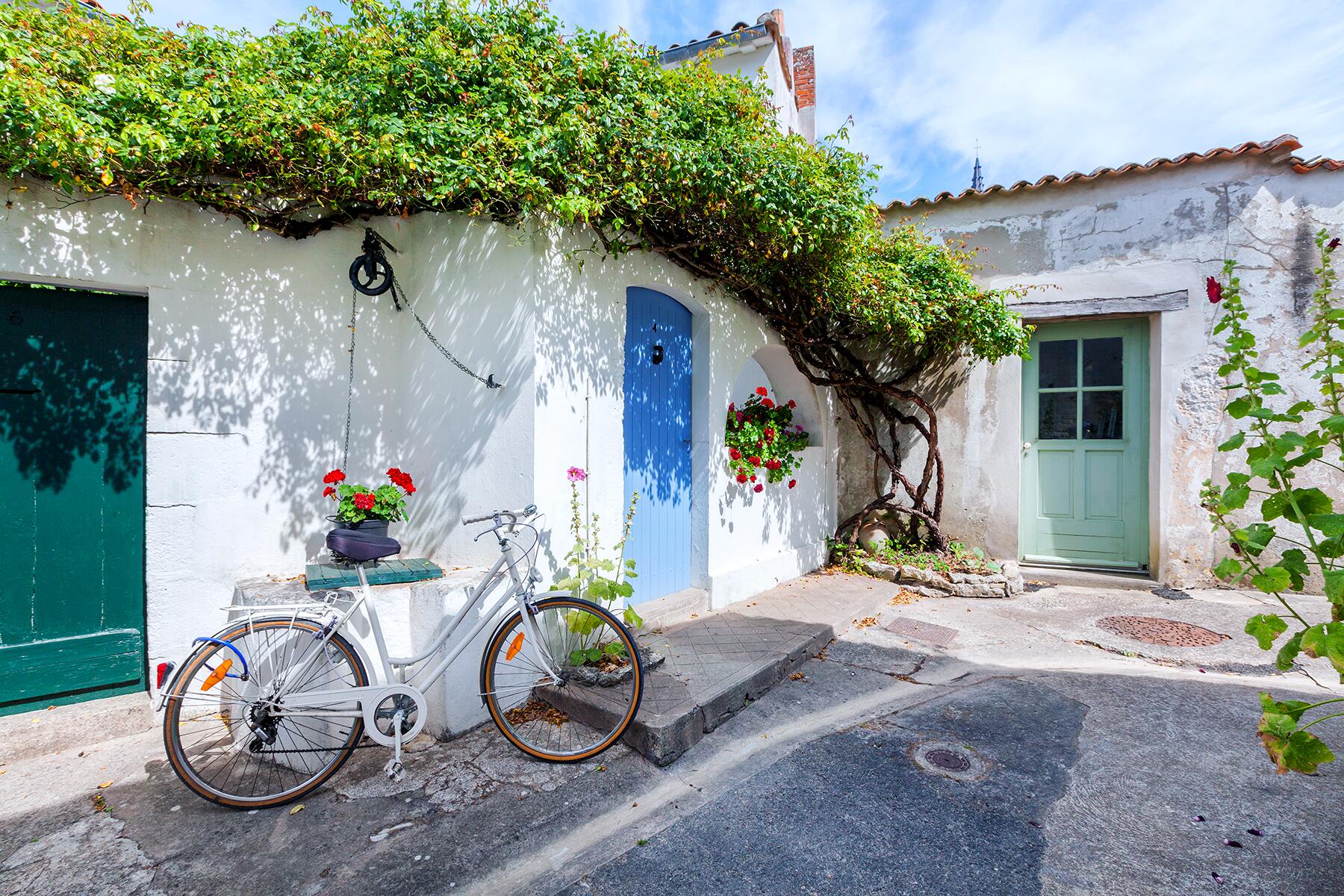01_SmallTownsAndVillagesInFrance__Ars-En-Re_shutterstock_622716512