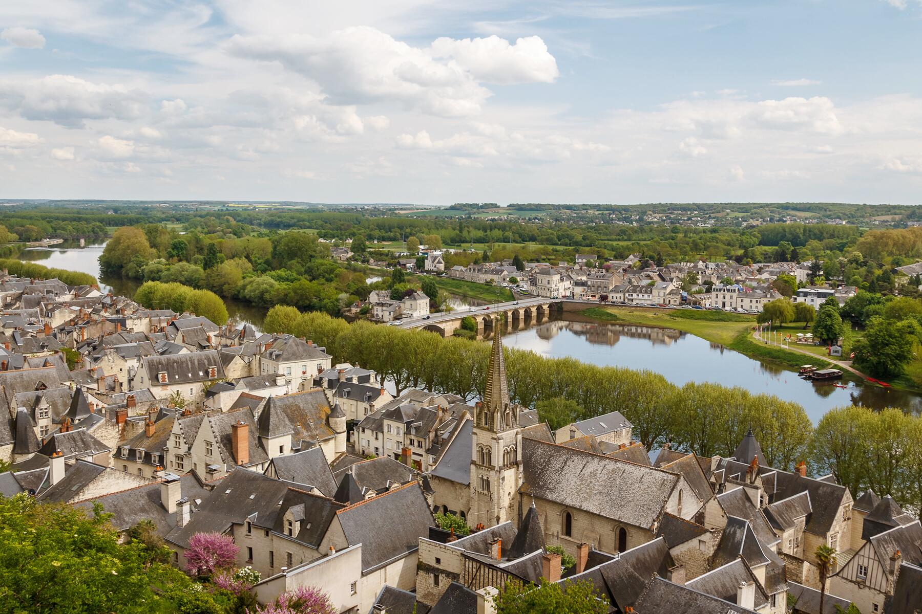 04_SmallTownsAndVillagesInFrance__Chinon_shutterstock_391940113