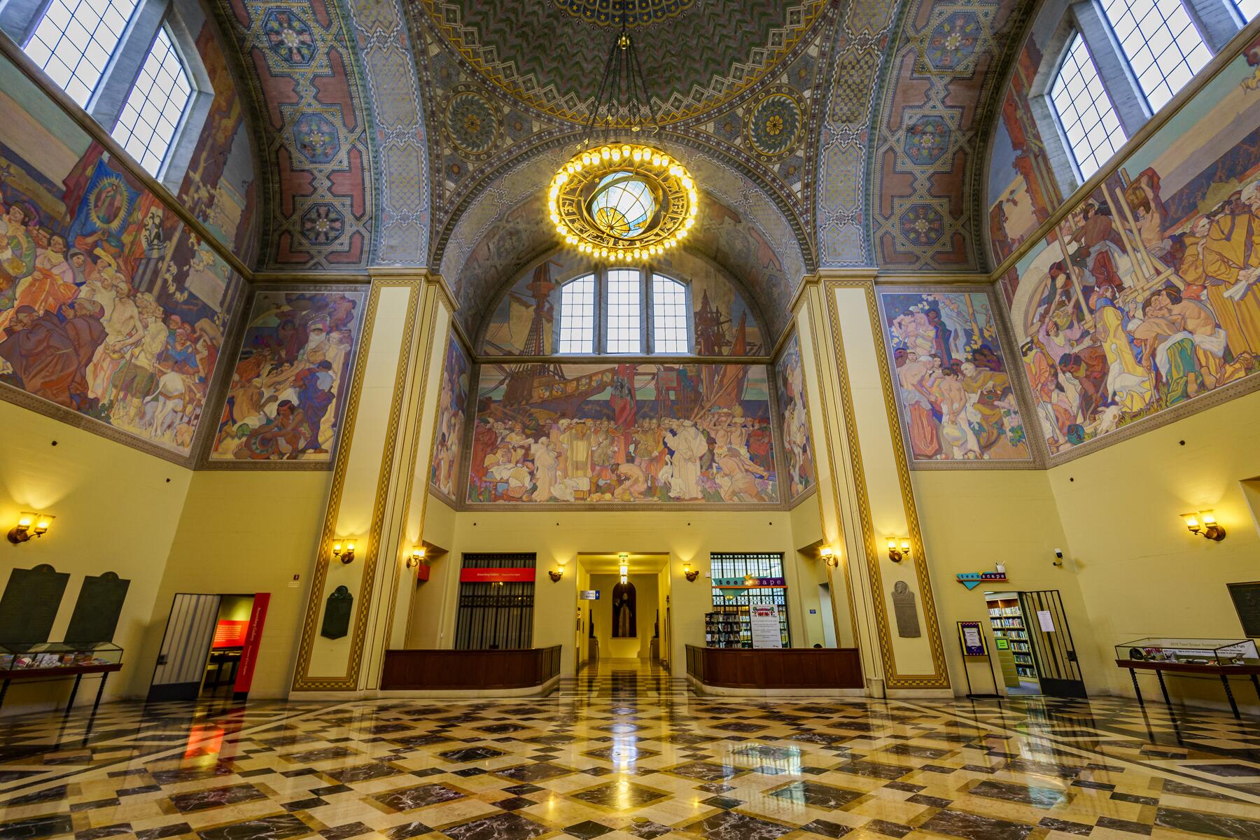 05_UltimateLA__CheckoutLosAngelesLibrary_shutterstock_444488578
