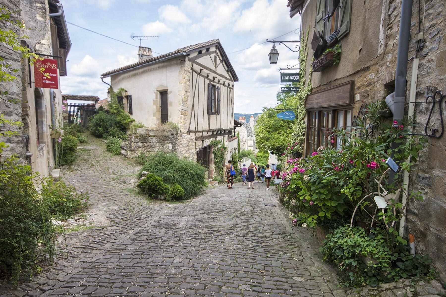 07_SmallTownsAndVillagesInFrance__CordesSurCiel_dreamstime_xxl_102160741