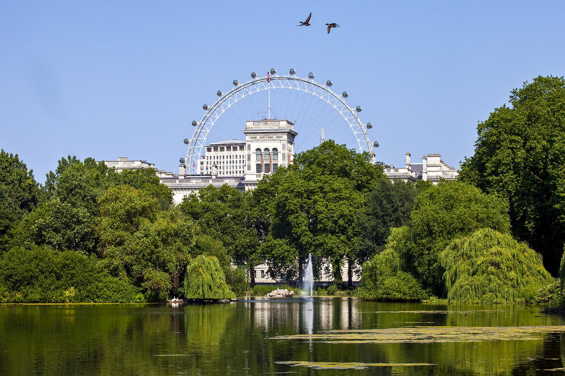 08_BestParksandGardensinLondon__St.JamesPark_iStock-174357340