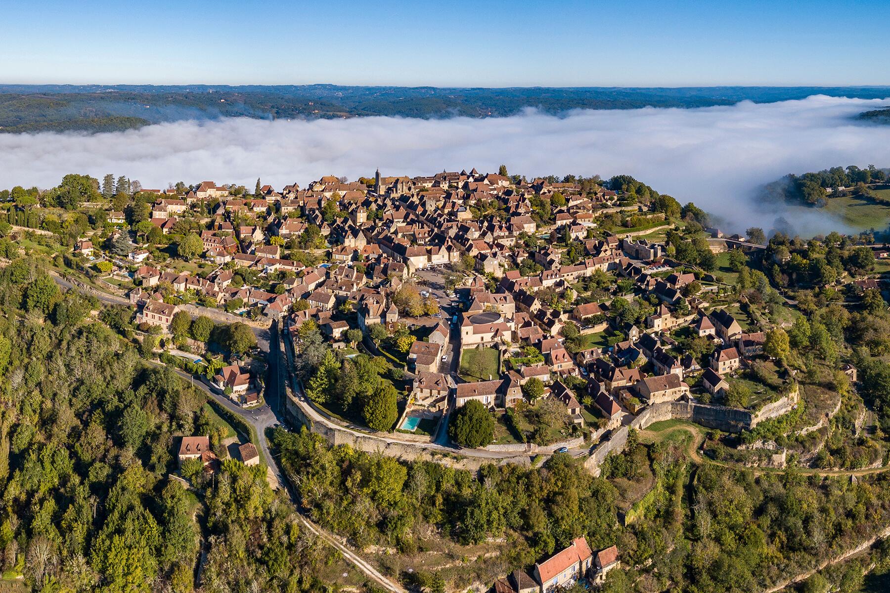 08_SmallTownsAndVillagesInFrance__Domme_shutterstock_1214987308
