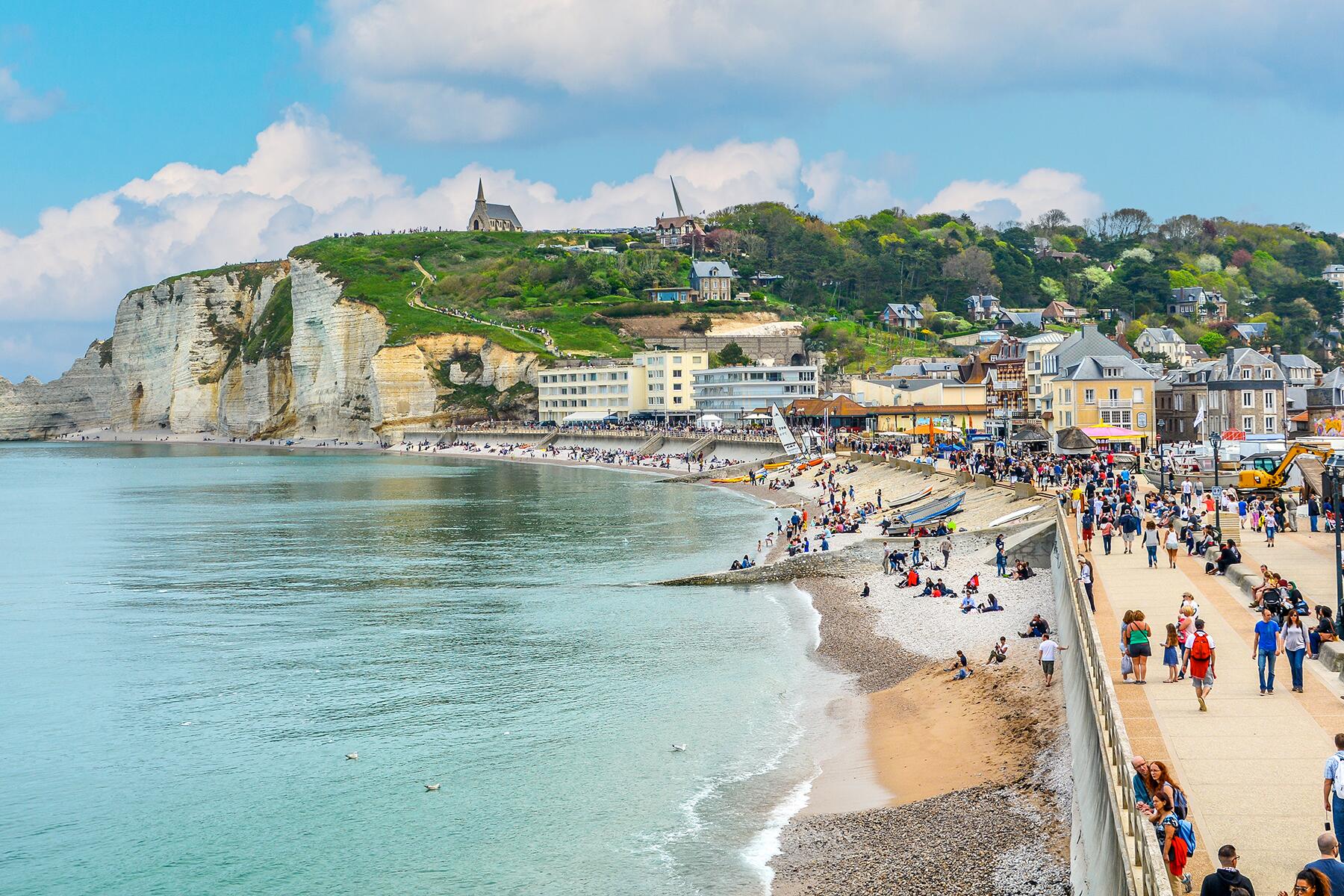 09_SmallTownsAndVillagesInFrance__Etretat_shutterstock_623705054