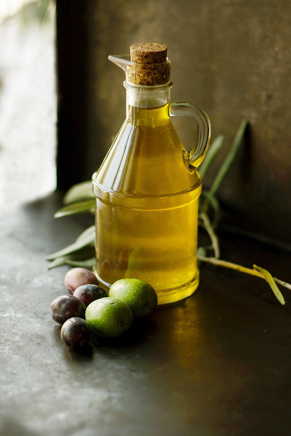09_ThingstobuyinFrance__Oliveoil_roberta-sorge-uOBApnN_K7w-unsplash