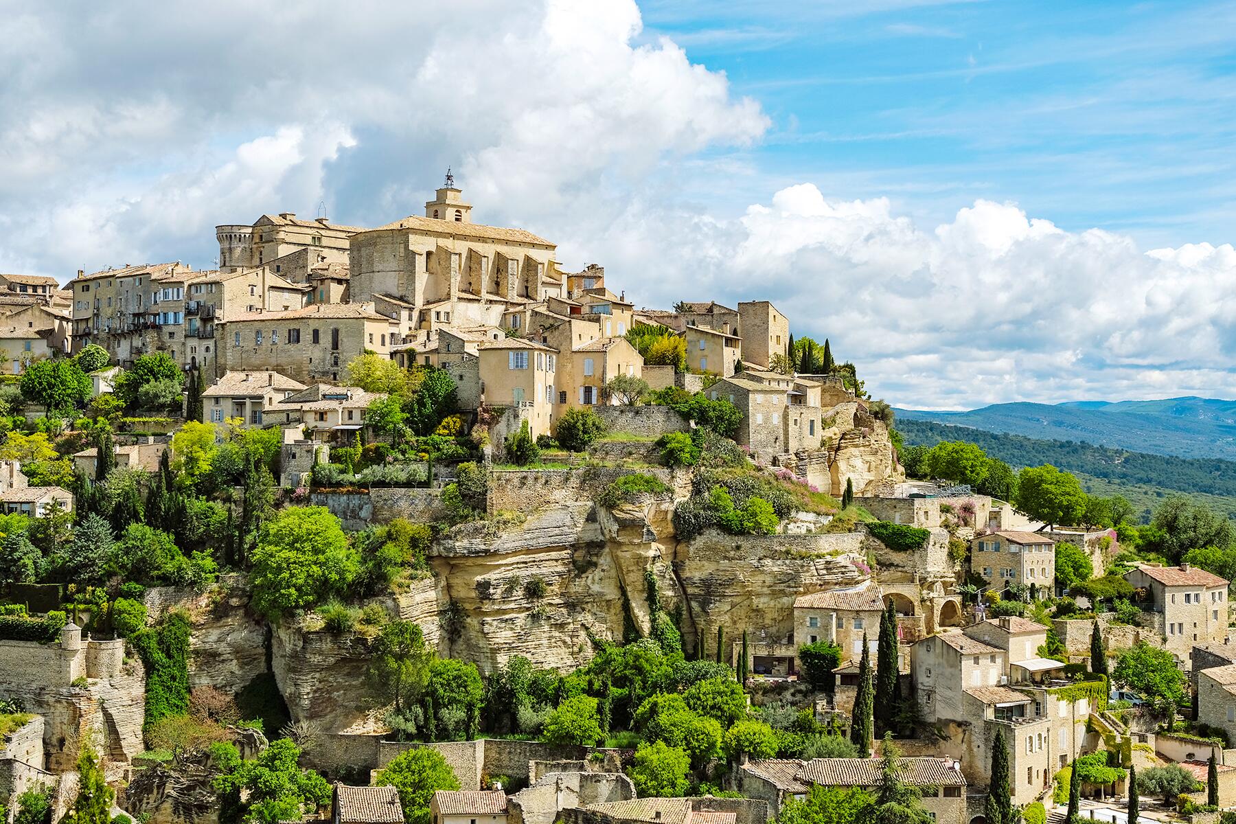 11_SmallTownsAndVillagesInFrance__Gordes_shutterstock_763326406