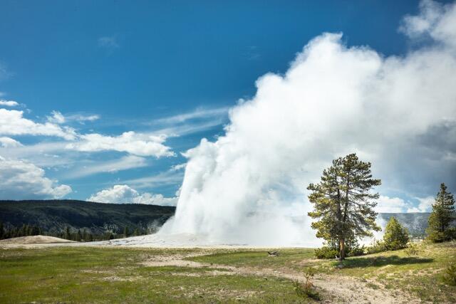 12 geothermal features-yellowstone-01