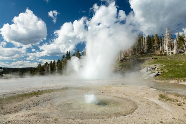 12 geothermal features-yellowstone-02