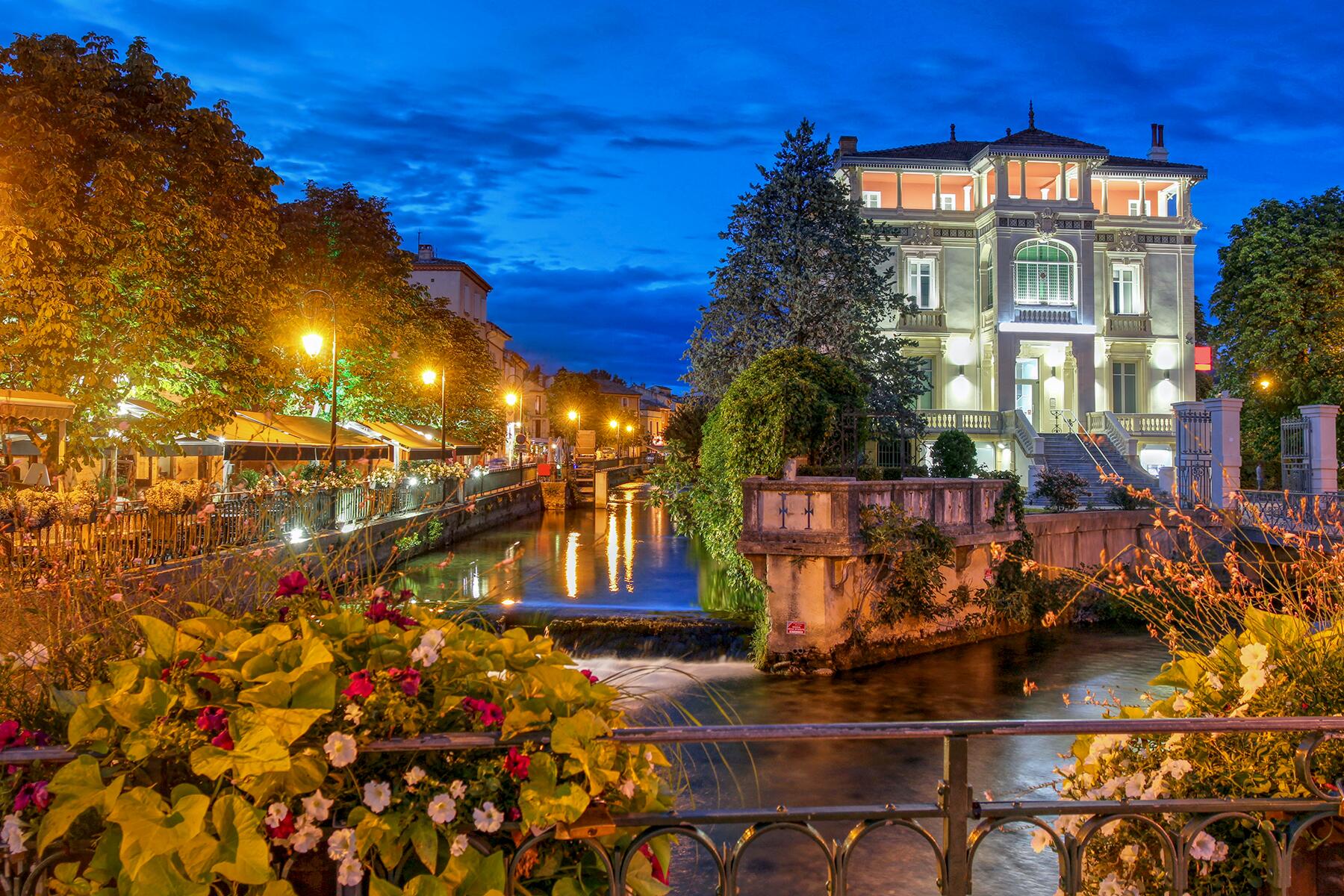 13_SmallTownsAndVillagesInFrance__LIsleSurLaSorgue_shutterstock_697039288