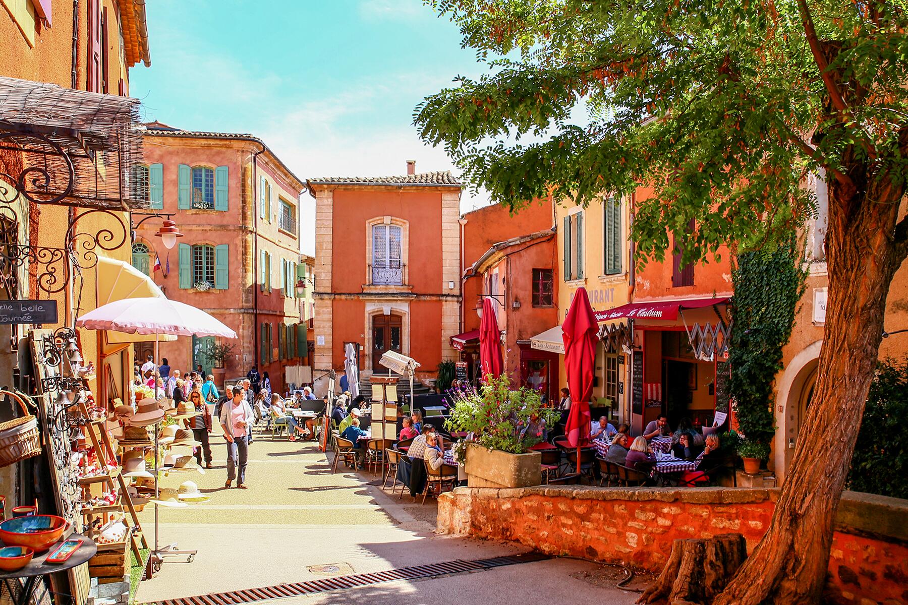 16_SmallTownsAndVillagesInFrance__Roussillon_shutterstock_719848339