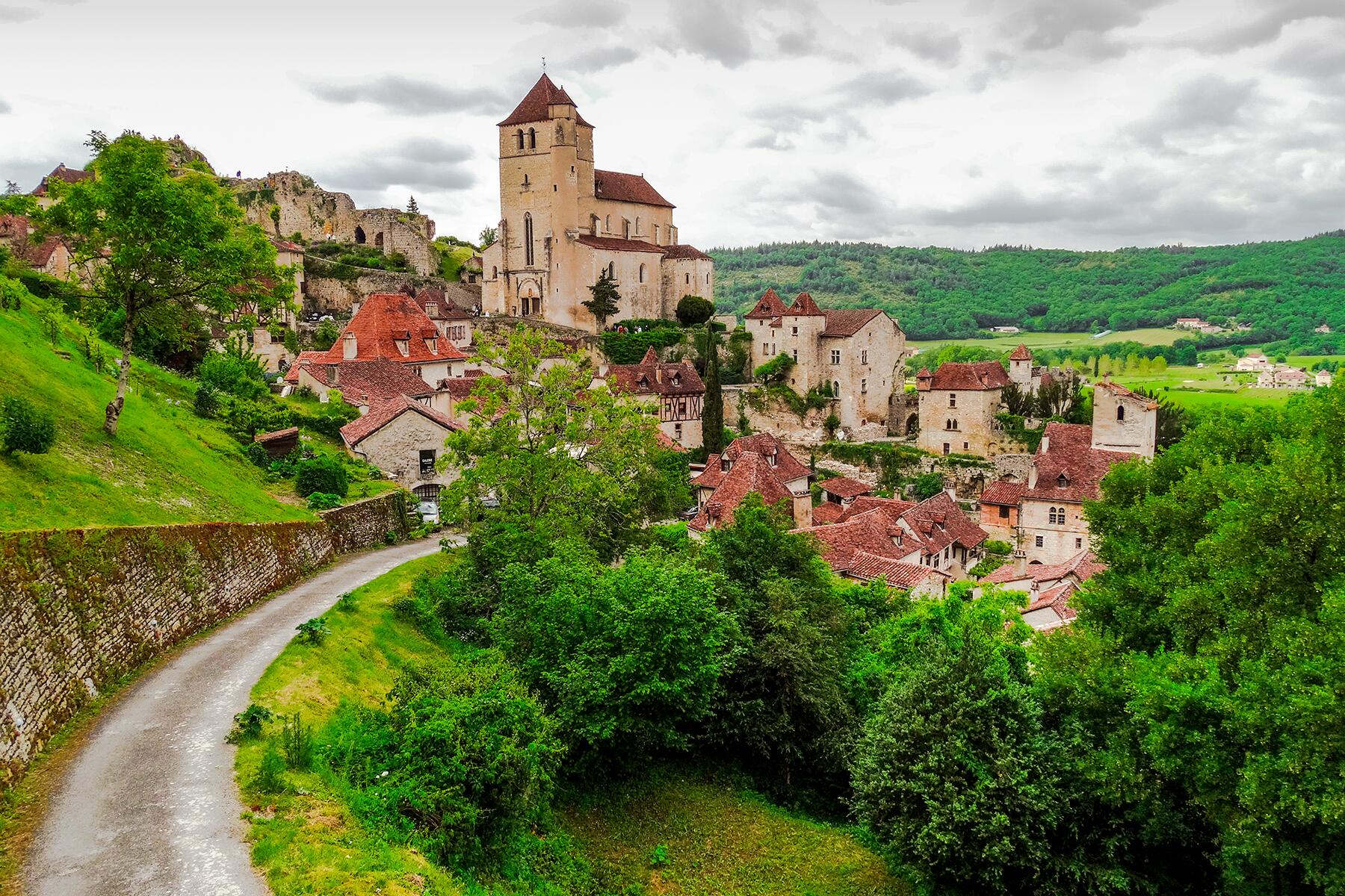 17_SmallTownsAndVillagesInFrance__SaintCirqLapopie_shutterstock_1021771531