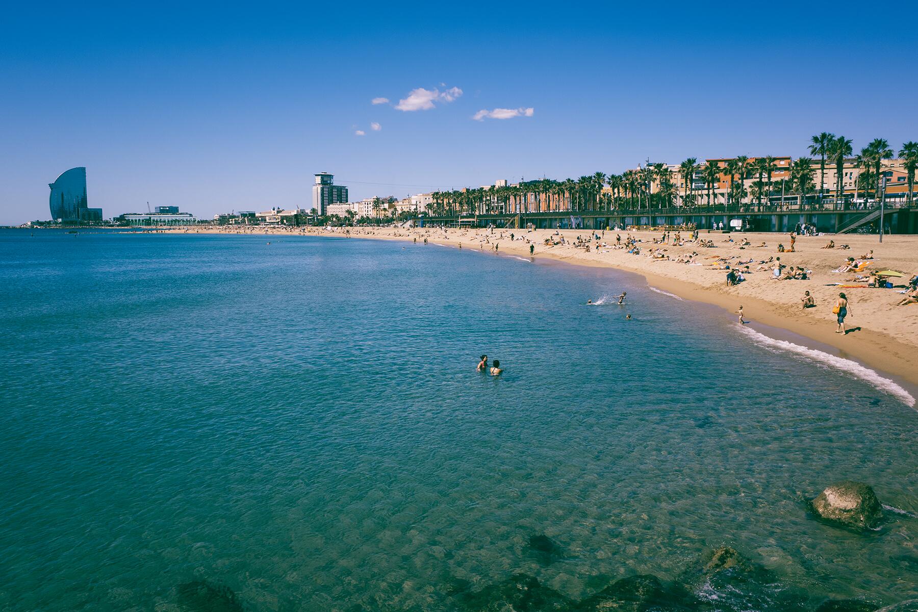 01_FreeThingsToDoBarcelona__ATripToTheBeach_shutterstock_455689063