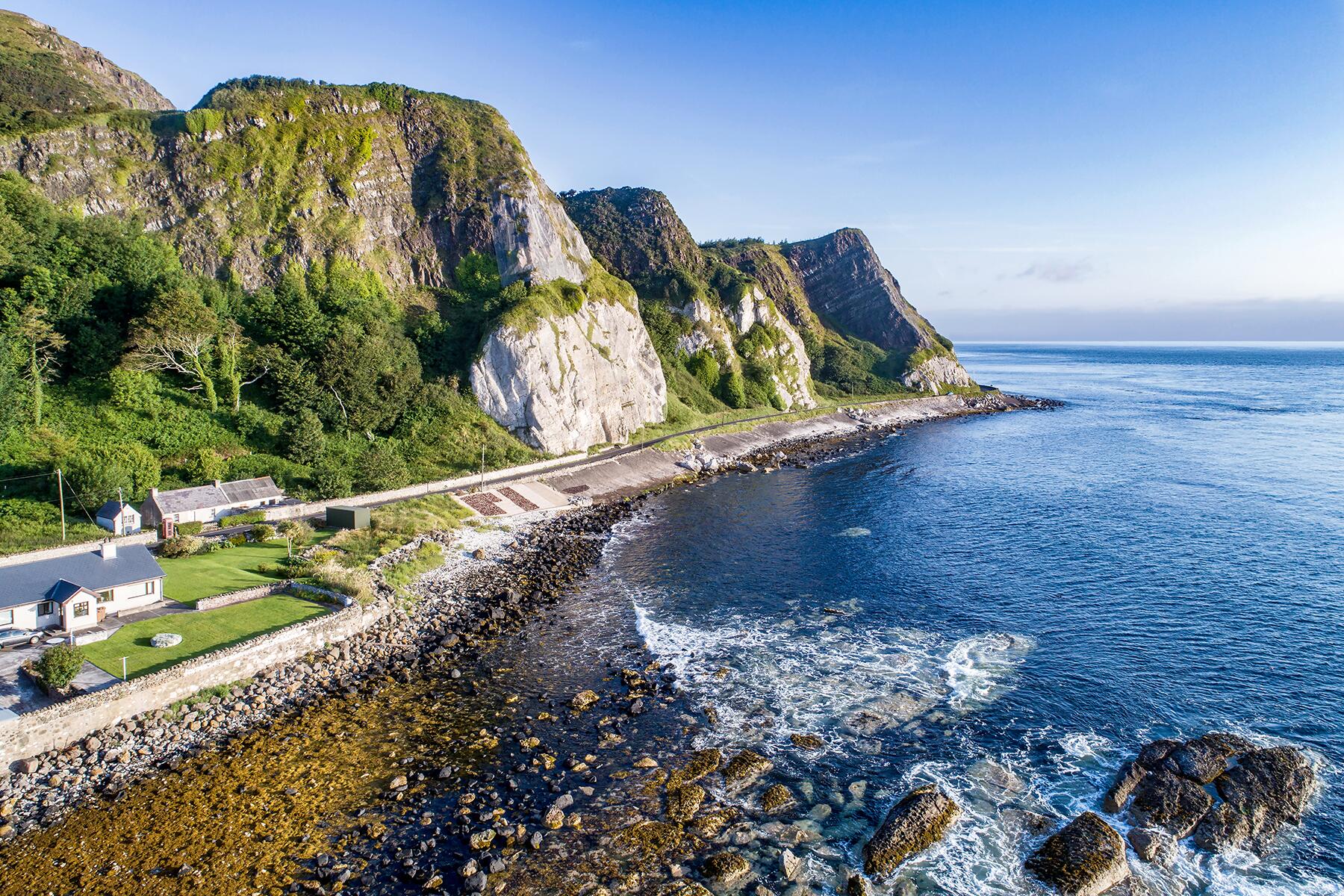 02_10ThingstodoinIreland__OneIsland,SeparateCountries_shutterstock_782267722
