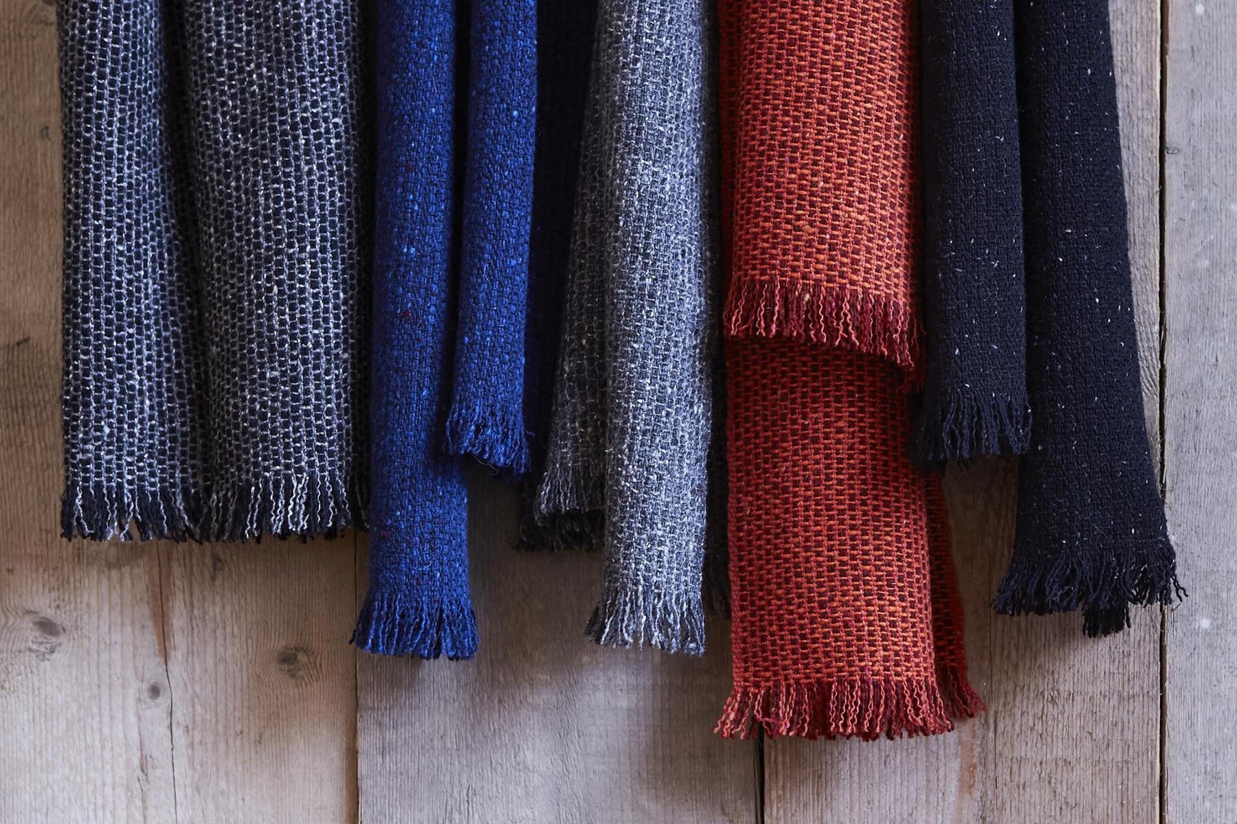 02_WhatToBuyInIreland__WovenScarves_MourneScarfs09
