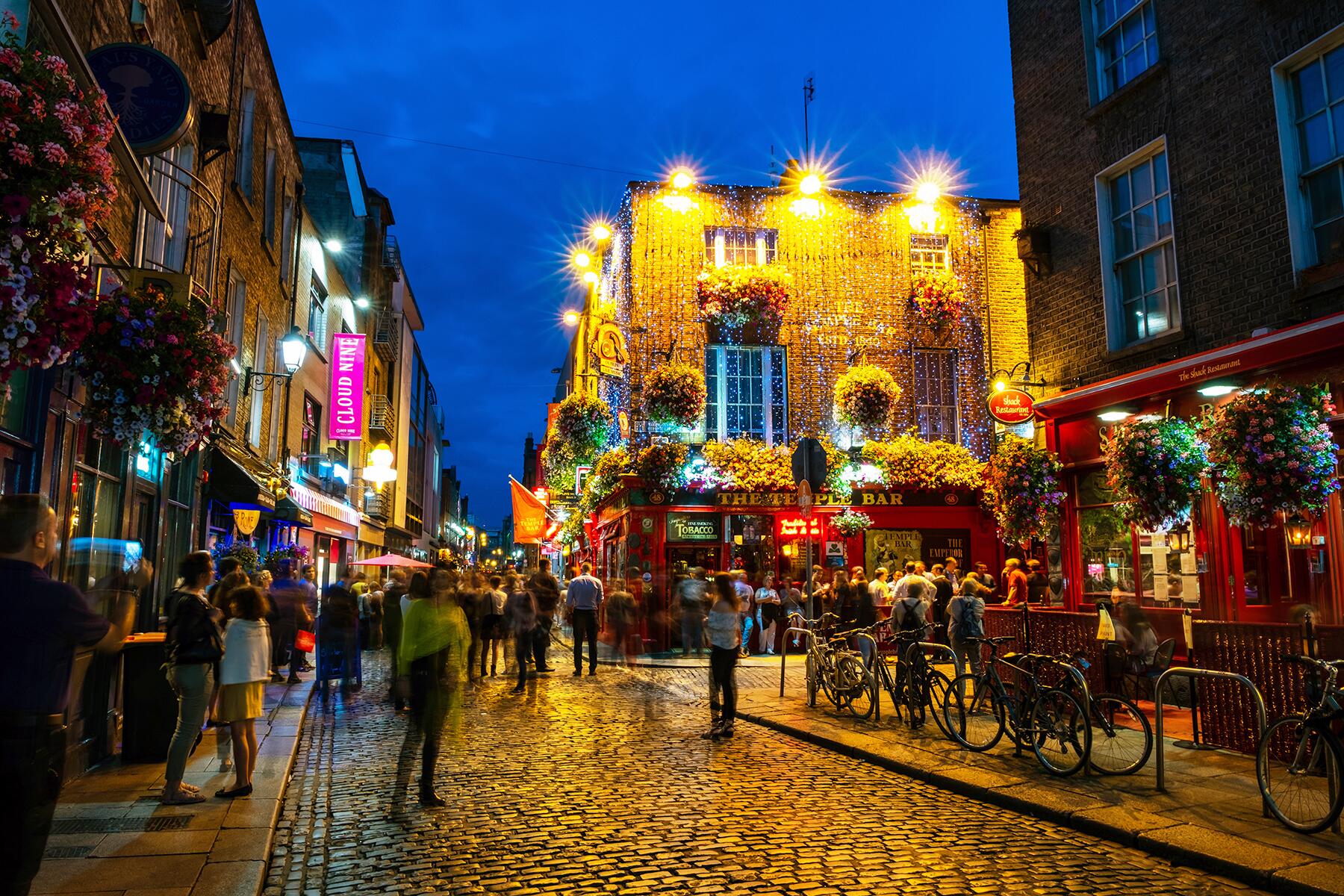 05_10ThingstodoinIreland__Don'ttiptheBarman_shutterstock_1116177440