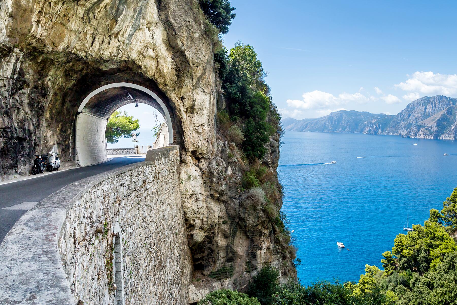 06_UltimateAmalfi__SpeedAlongTheCoastline_iStock-941236734