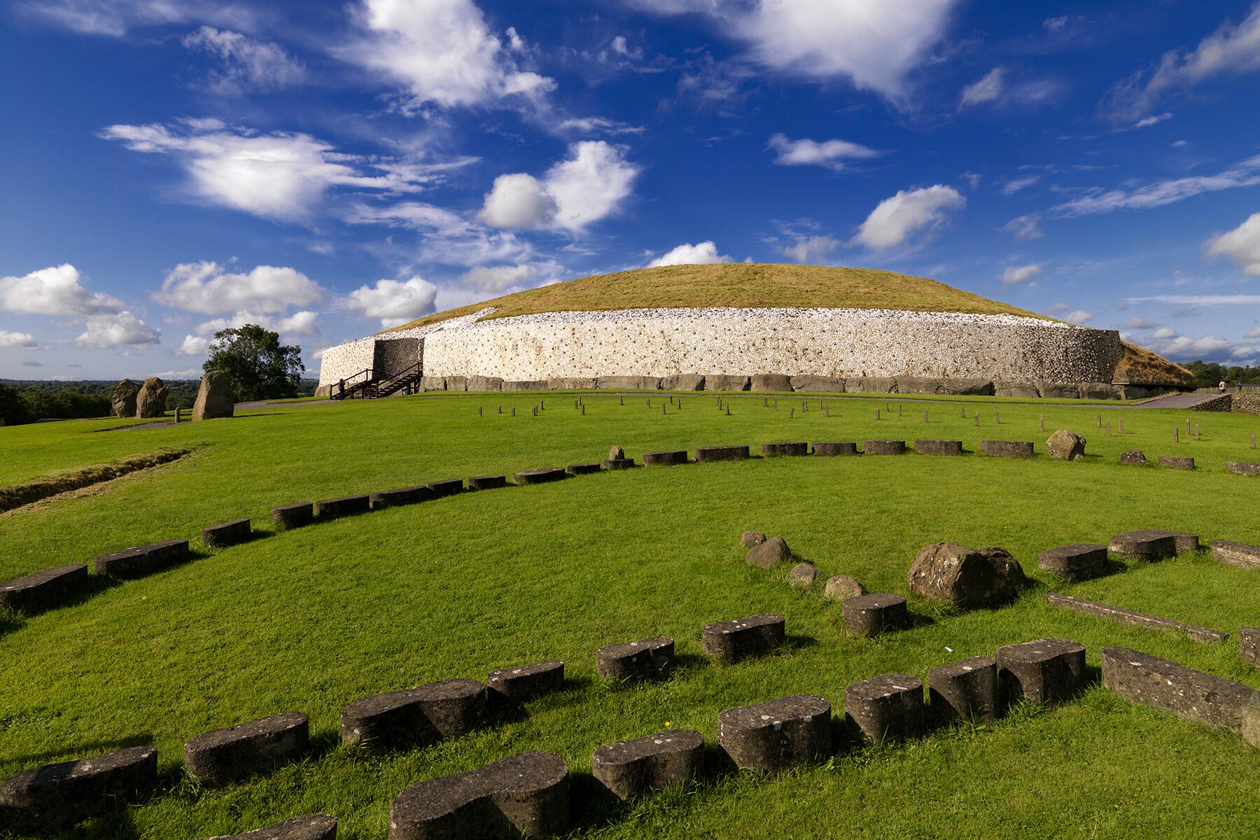 08_BestHistoricalSitesInIreland__BruNaBoinne_8 1 Newgrange, Co. Meath4