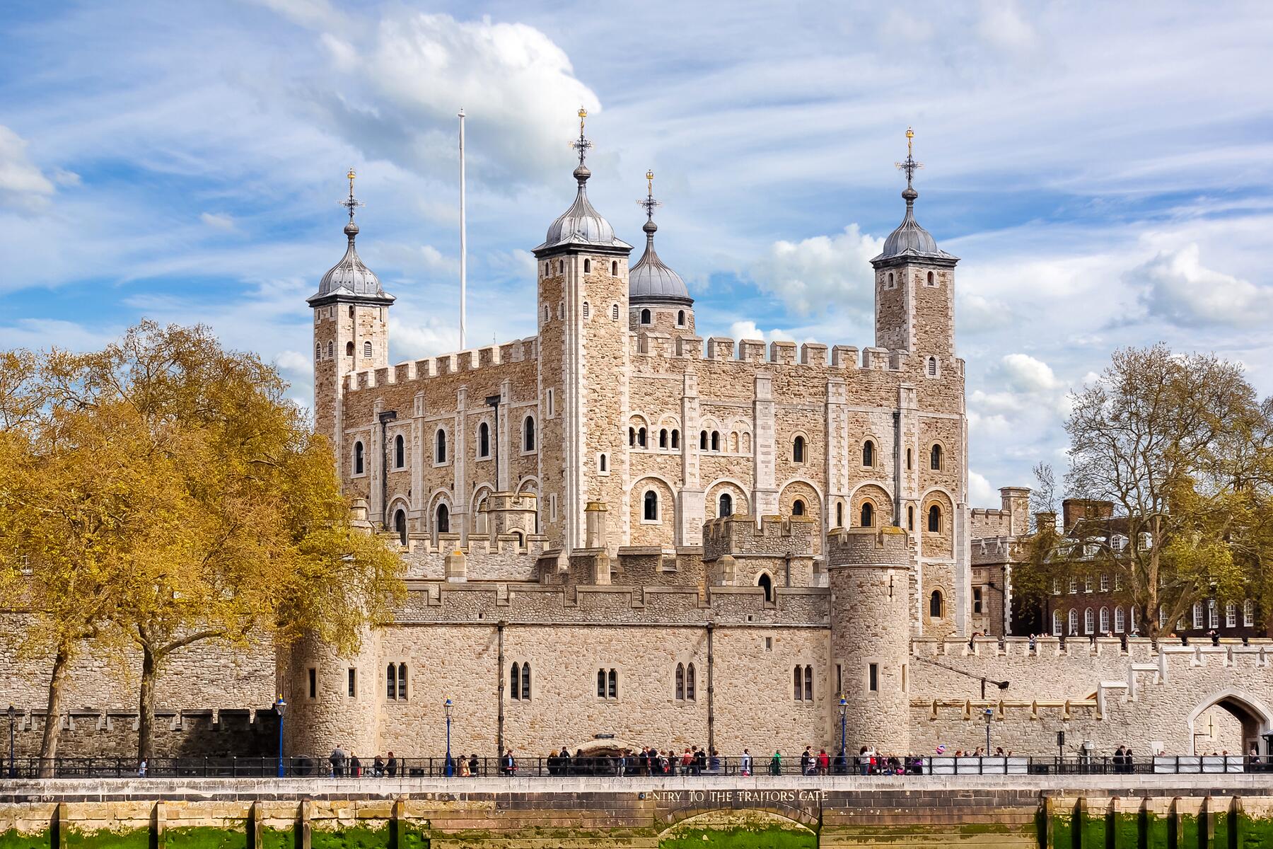 09_10RoyalPlacesinLondon__TheTowerofLondon_iStock-1010022764