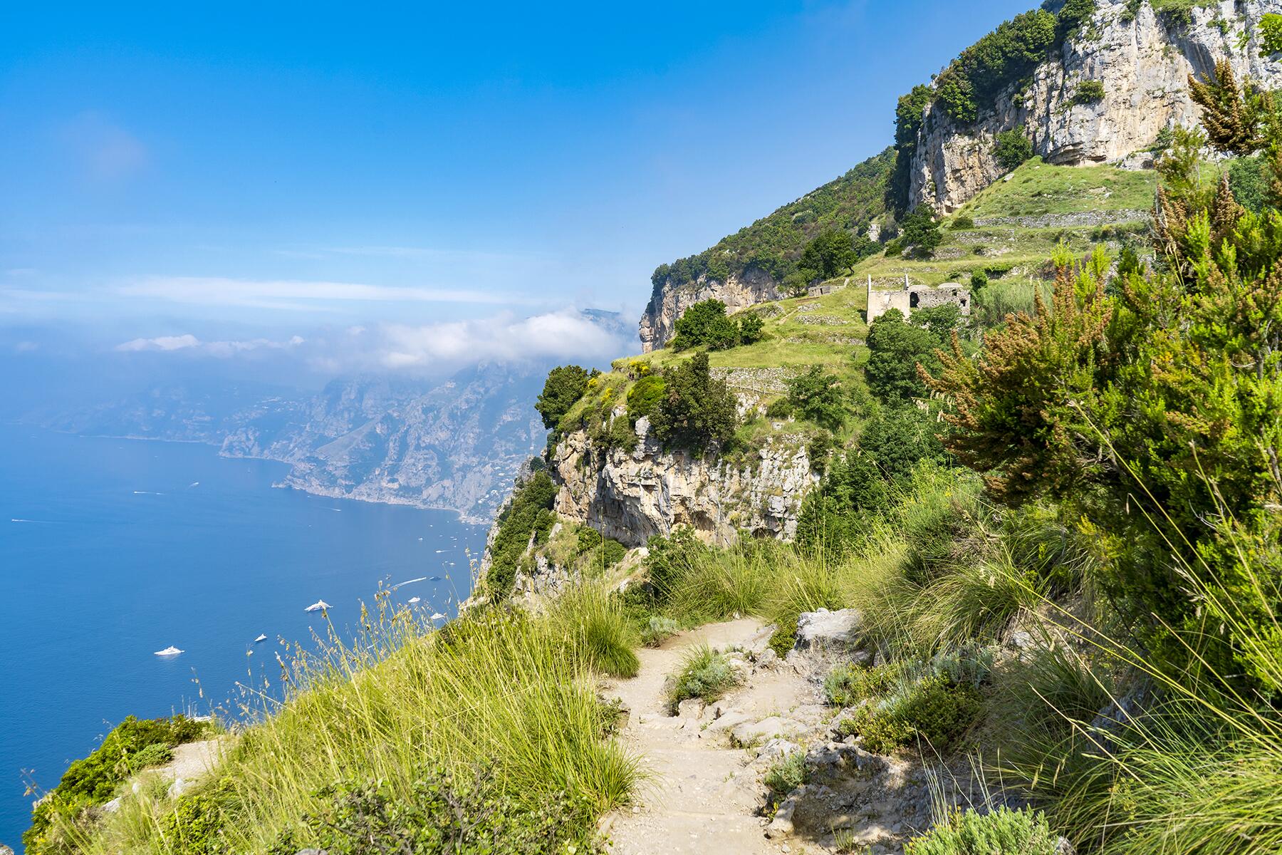 10_UltimateAmalfi__HikeThePathOfTheGods_iStock-1161218982