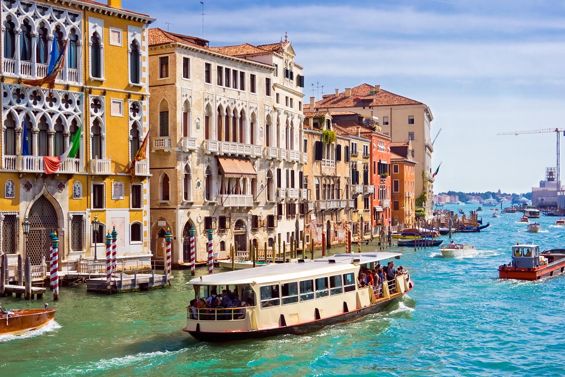 03_UltimateVenice__CruiseGrandCanalByVaporetto_shutterstock_22975501