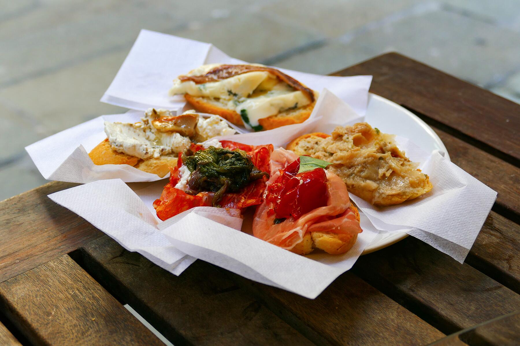 04_UltimateVenice__NibbleOnCicchettiAtABacaro_shutterstock_413499802