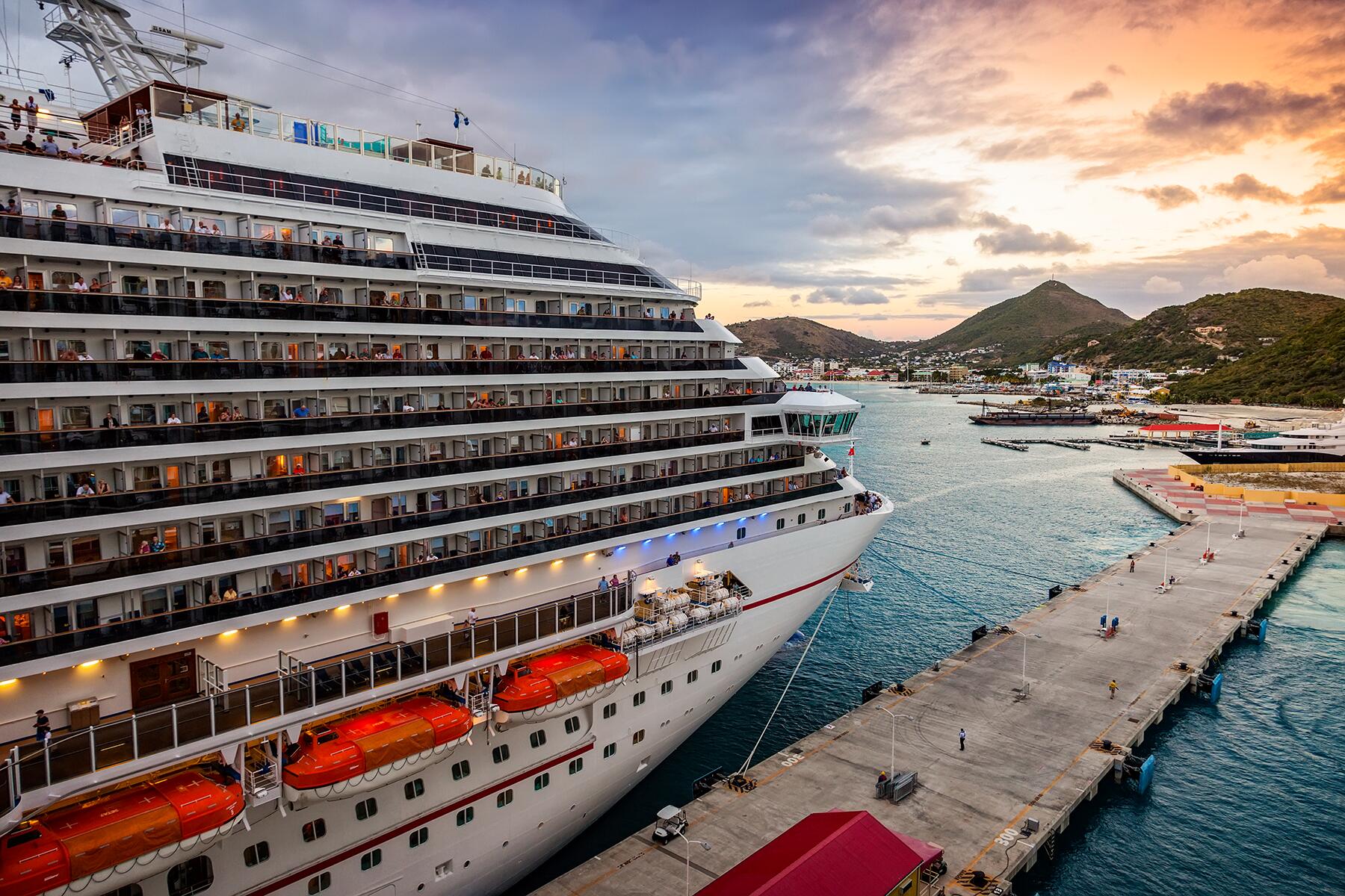 05_AvoidCrowdsAtTopCruisePort__StMaarten_shutterstock_172683338