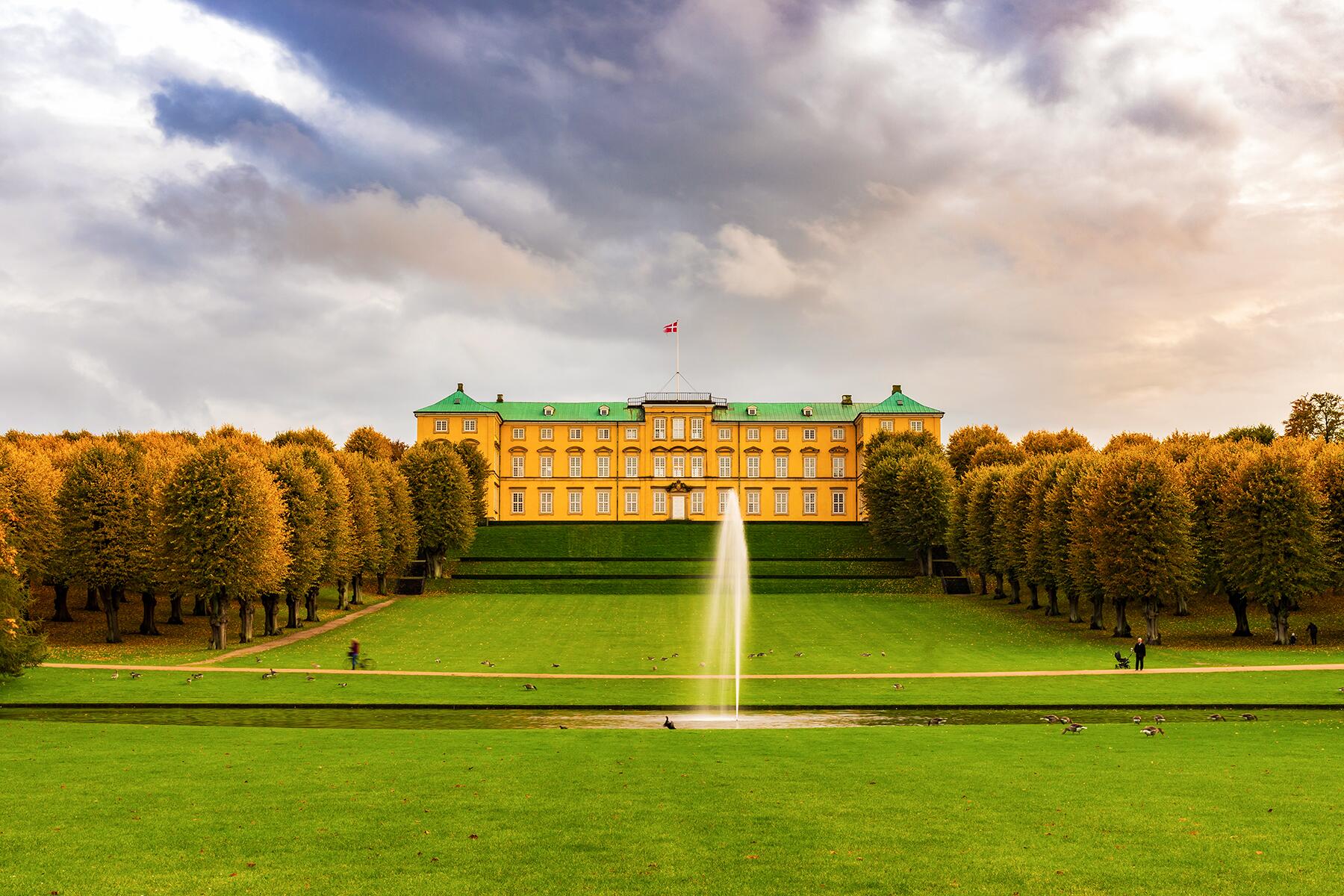 05_FeelLikeRoyaltyInCopenhagen__StrollThroughThePoshestNeighborhood_shutterstock_1536580925